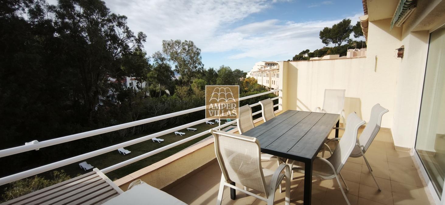 Amplio bungalow con piscina y pista de tenis comunitarios al lado del club de Golf.